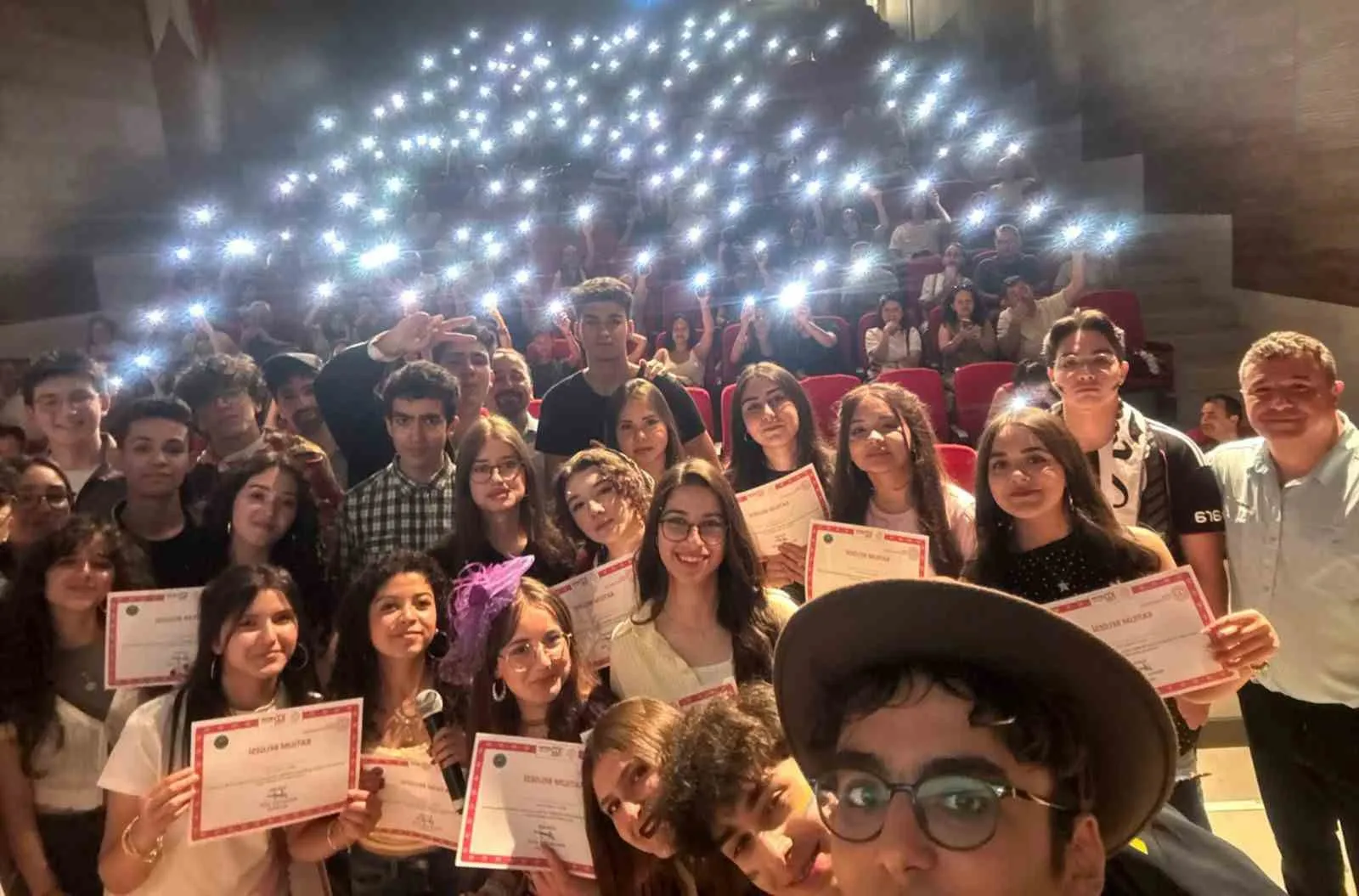 Genç yeteneklerden sahne şovu: Menteşe Anadolu Lisesi'nden tam not alan performans