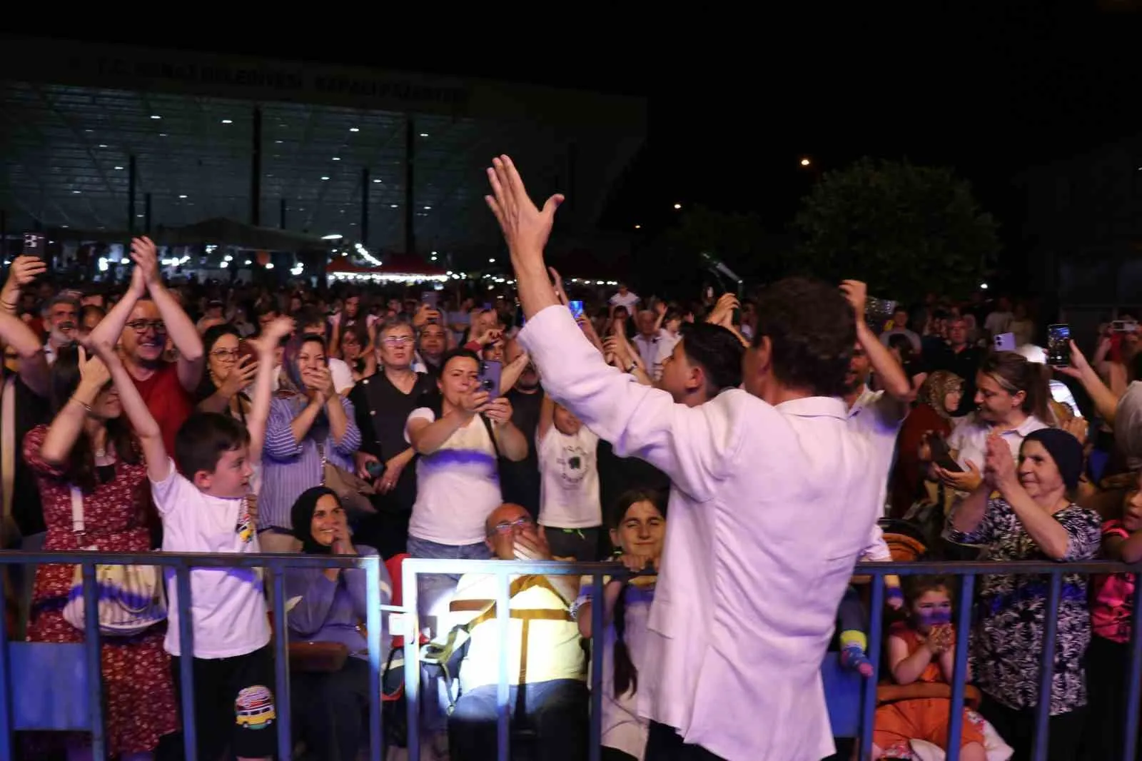 Honaz kirazının başkentinde festival ateşi Mithat Körler ile yandı
