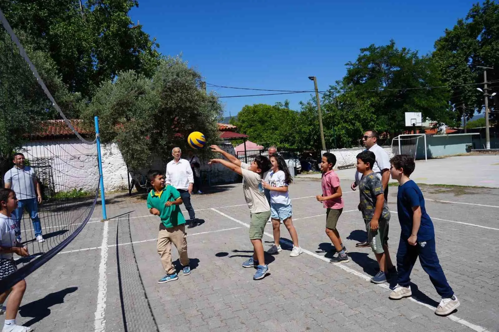 Muğla'da karneler öncesi okul bahçeleri şenlik alanına döndü