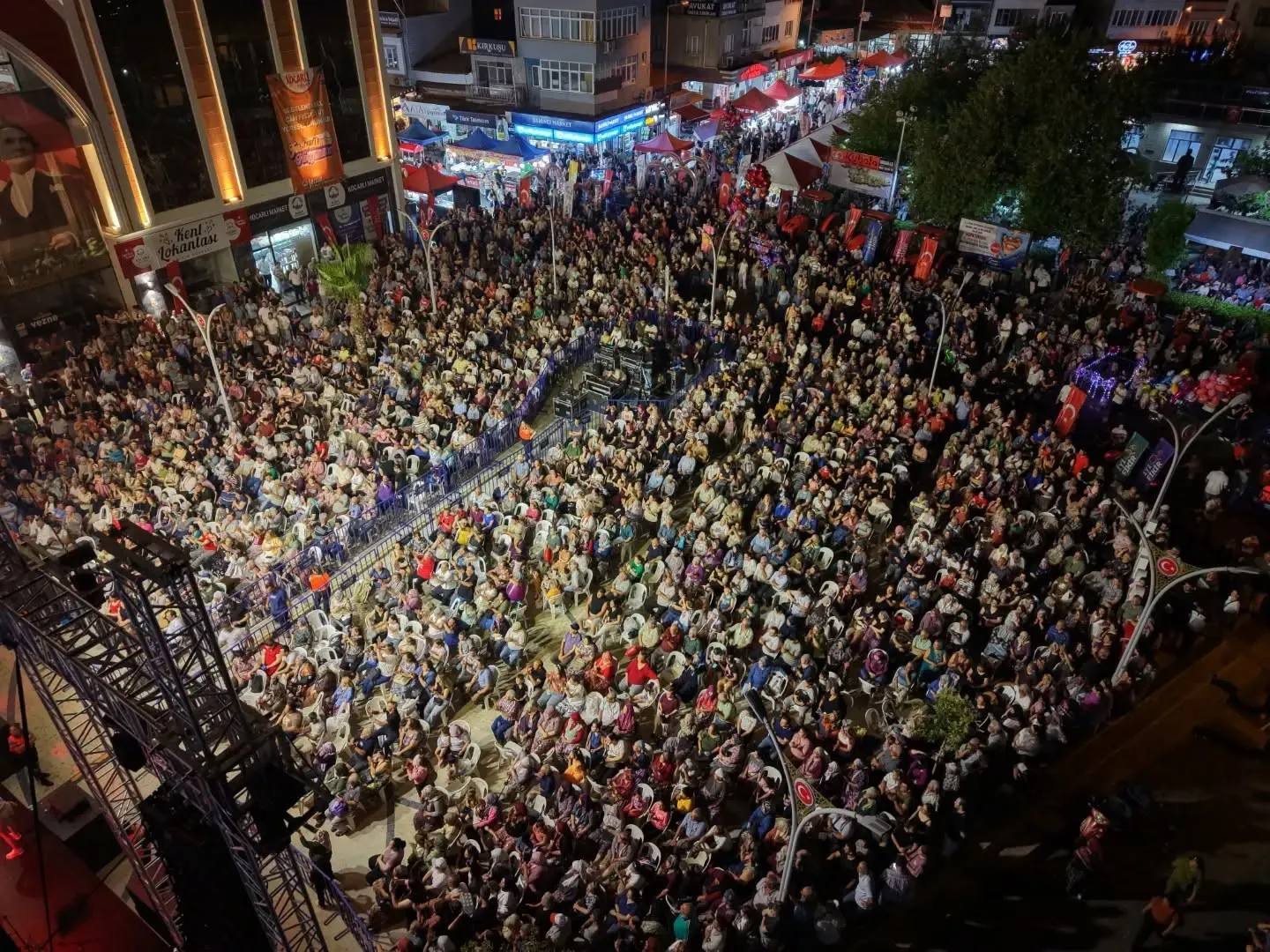 Koçarlı'da müzik ziyafeti: Ayşe Dinçer sahneye çıktı, meydanlar dolup taştı
