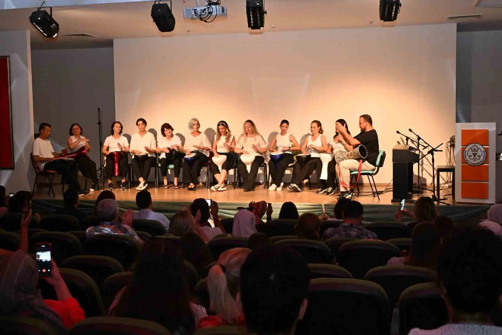 Manisa'da sanat rüzgarı: MASMEK öğrencileri hünerlerini sahnede sergiledi