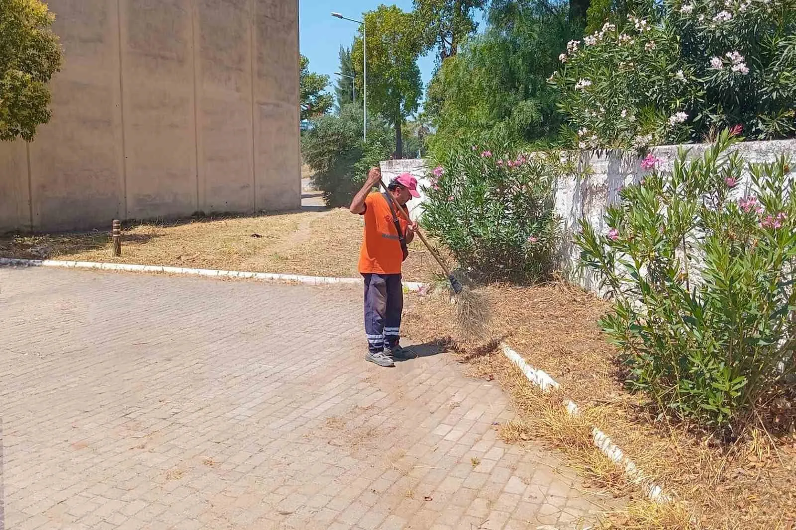 Efeler’in ticaret kalbinde hijyen mesaisi: Gıda Çarşısı baştan aşağı yenilendi