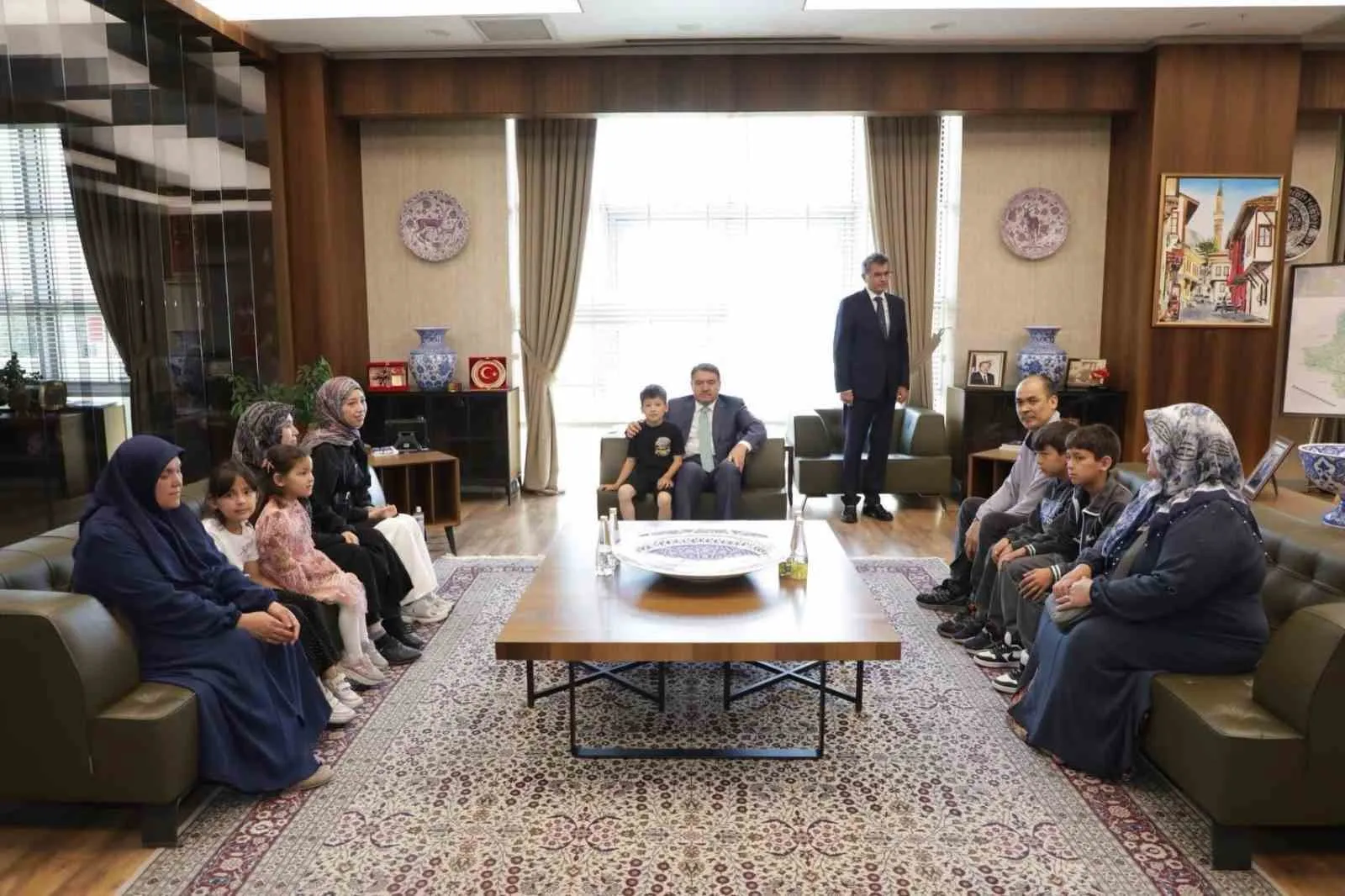 Minik yüreklerden büyük vefa: Şehitliğin gizli kahramanları Valilikte ağırlandı