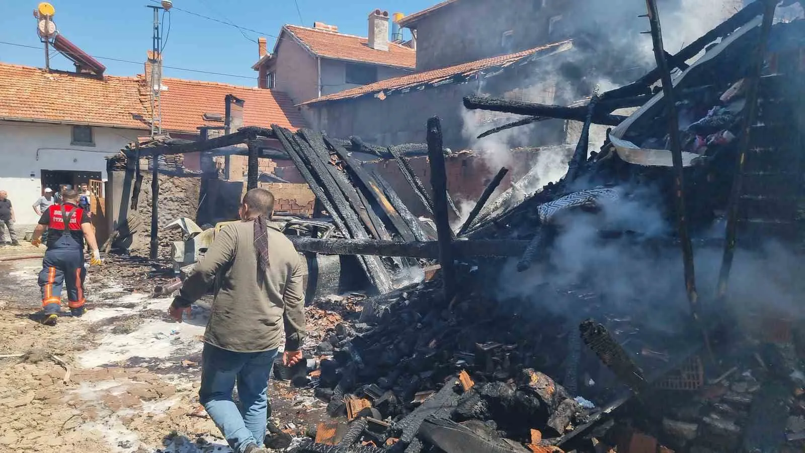 Kütahya'da kabus dolu anlar: Avluda başlayan yangın araçları küle çevirdi