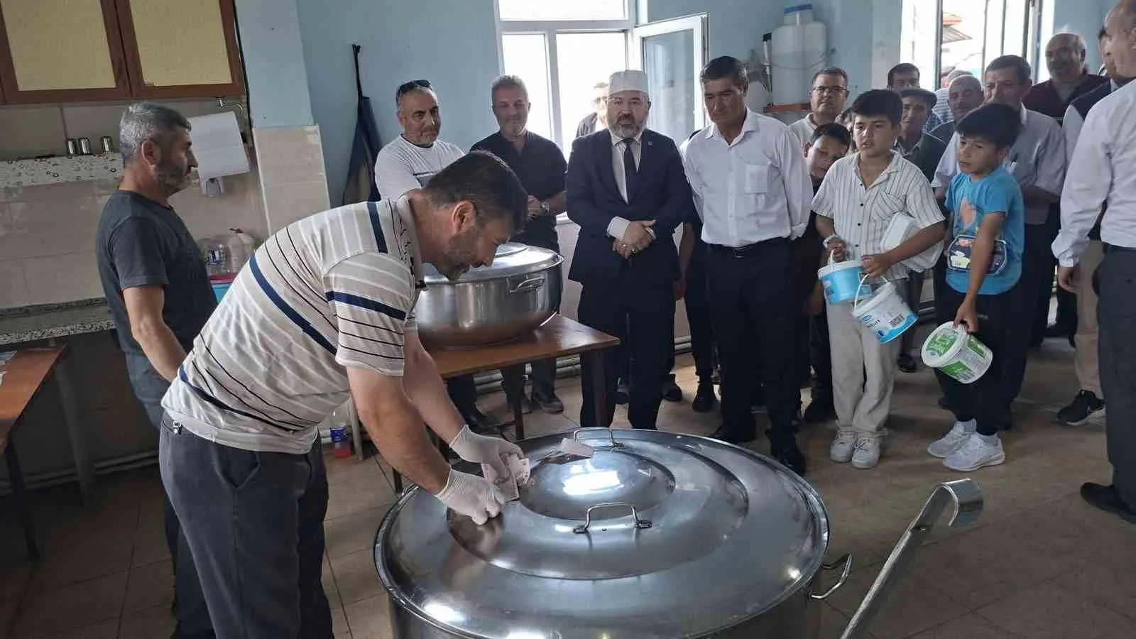 Kütahya’da 16 yıllık gelenek: 2 bin 500 kişilik aşure bereketi