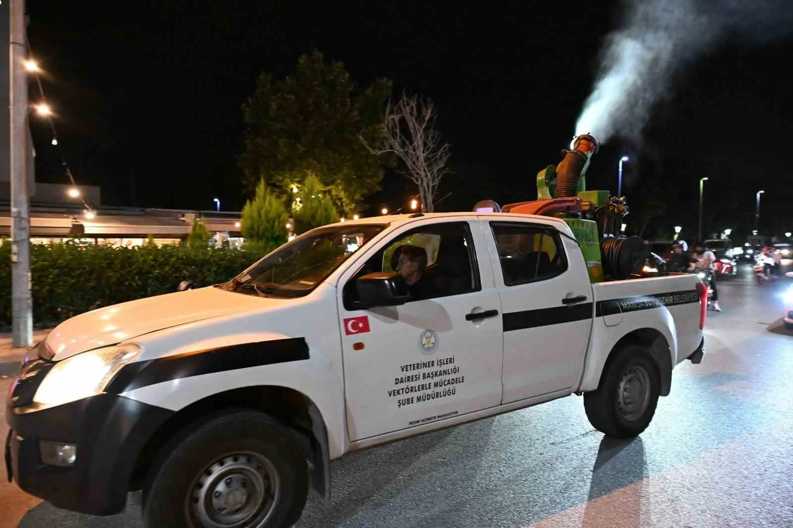 Manisa'da sinek mesaisi: 17 ilçede dev ilaçlama operasyonu