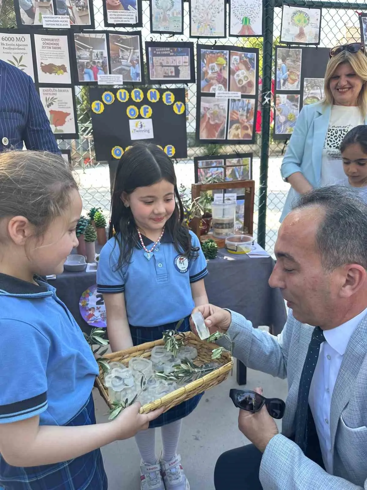 Minik ellerden zeytine vefa: Aydın’da hasat coşkusu sergiye dönüştü