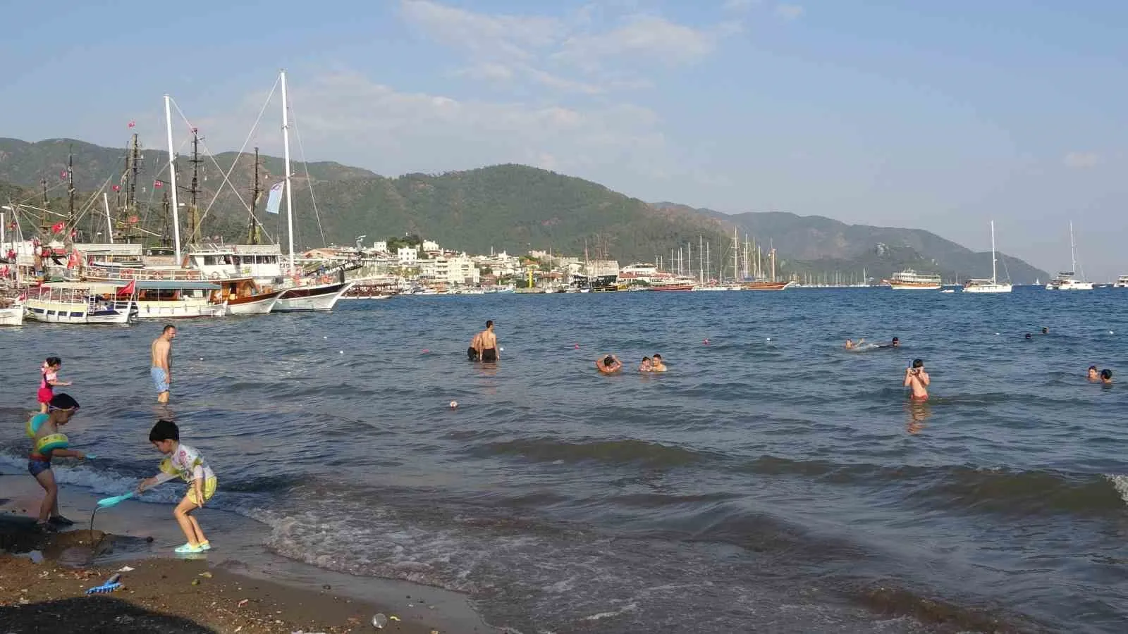 Karne sevincini Marmaris sahillerinde kutluyorlar: Termometreler 36 dereceyi gösterdi