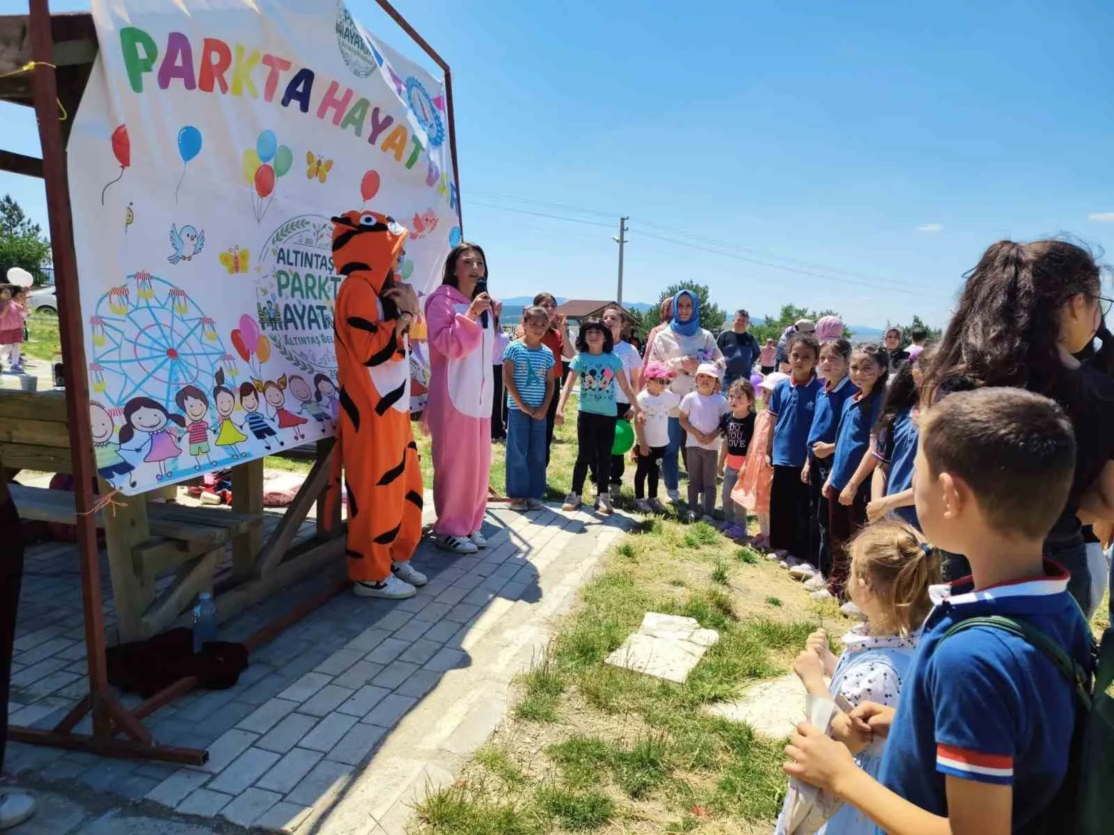 Altıntaş’ta miniklerin bayramı: Parklar kahkahalarla doldu
