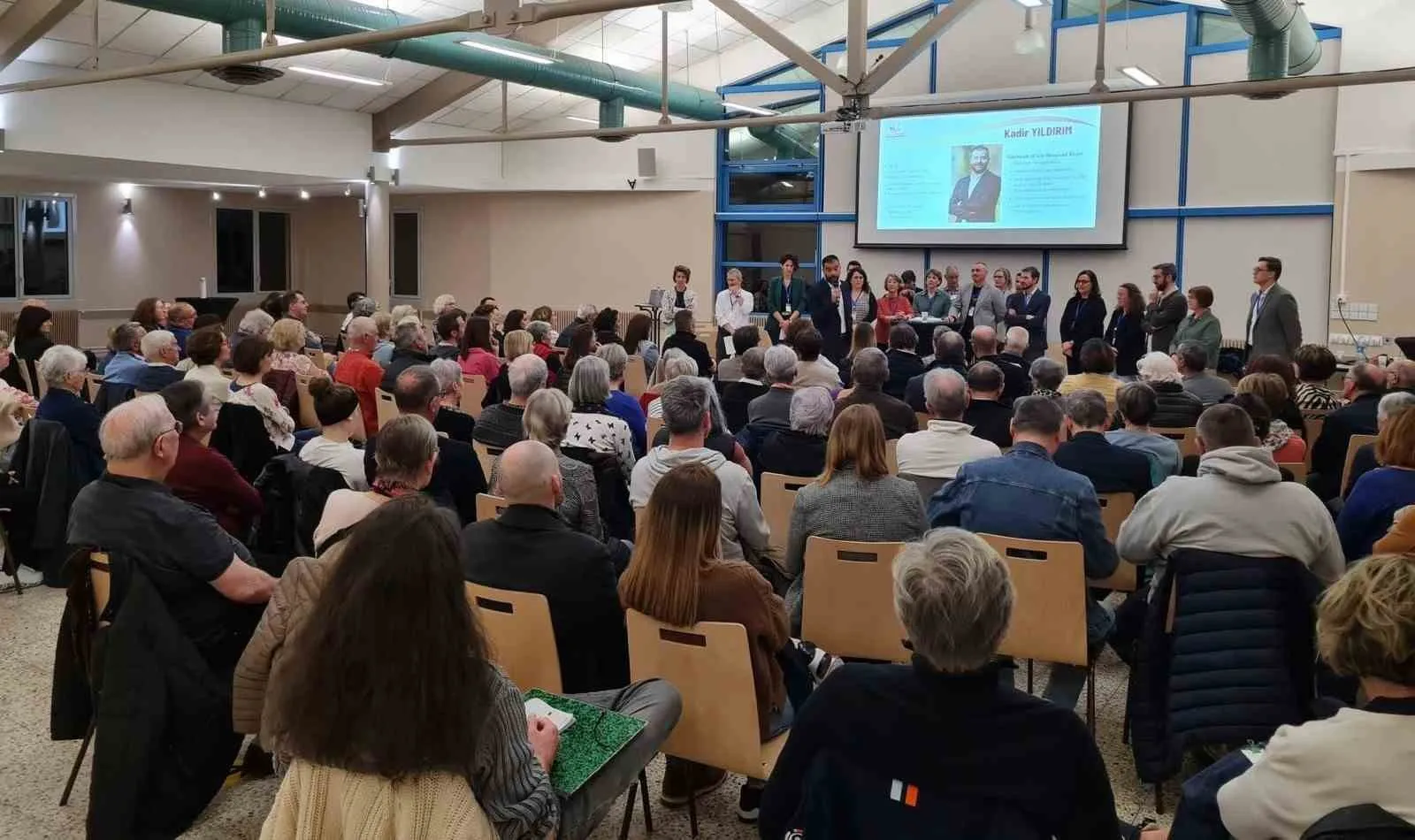 Denizlili gurbetçi Fransa'da sandığı salladı: Seçmenlerin güvenini kazandı