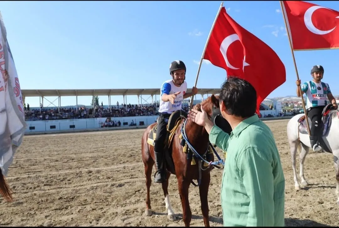 Selendi’nin cirit meydanında büyük gurur: Şampiyonluk kupası sahibini buldu