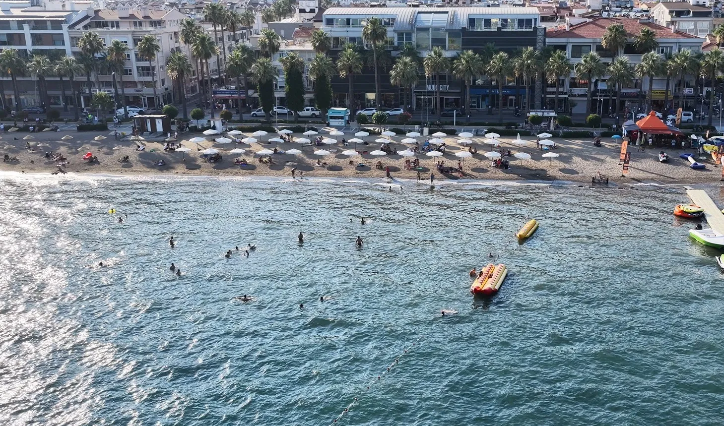 Karne sevincini Marmaris sahillerinde kutluyorlar: Termometreler 36 dereceyi gösterdi