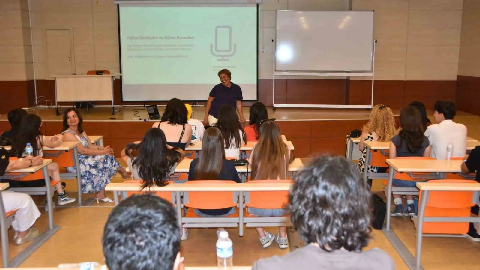 Gençler dijital dünyanın rotasını çizecek: Ege Üniversitesi’nden geleceğin içerik üreticilerine özel eğitim