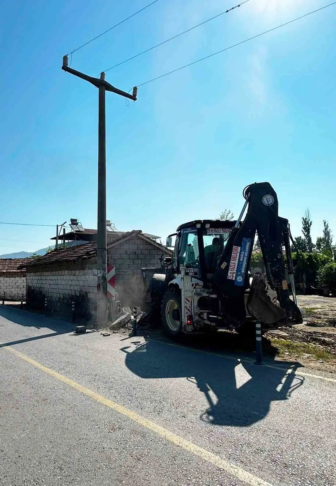 Ortaca’da kara nokta operasyonu: Tehlikeli virajlar güvenli hale getiriliyor