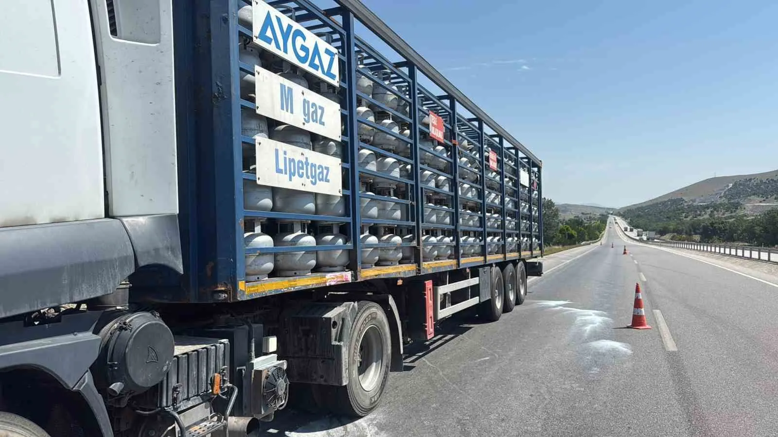 Afyonkarahisar'da nefes kesen anlar: Tüp yüklü tır alevlere teslim oldu