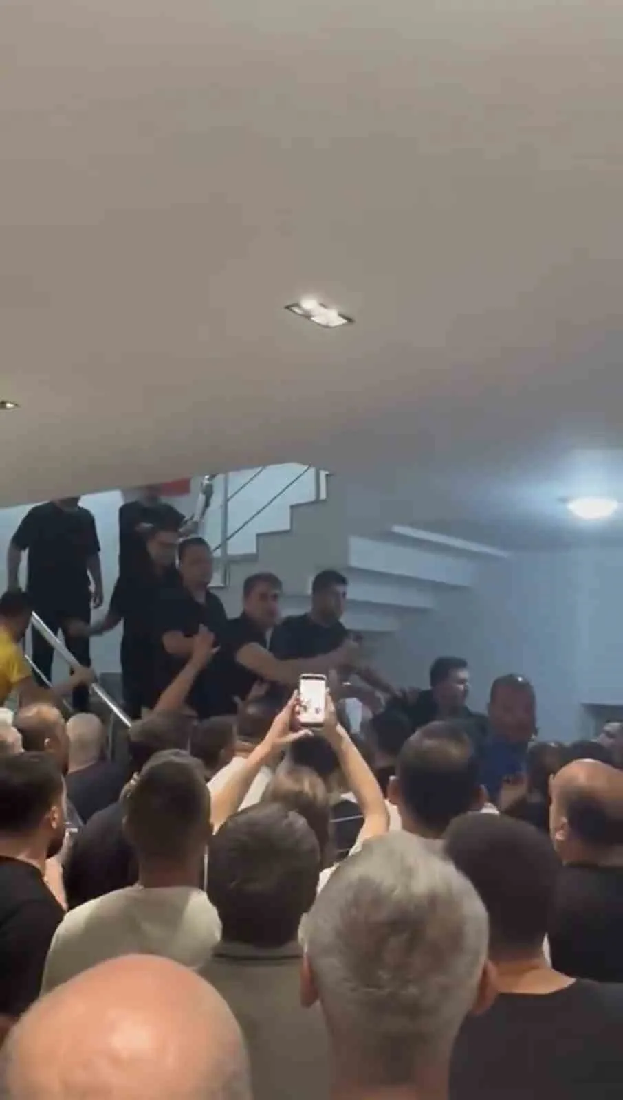 CHP İzmir’de gece yarısı gerilimi: İl binasında koltuk devir teslimi arbedeyle gölgelendi