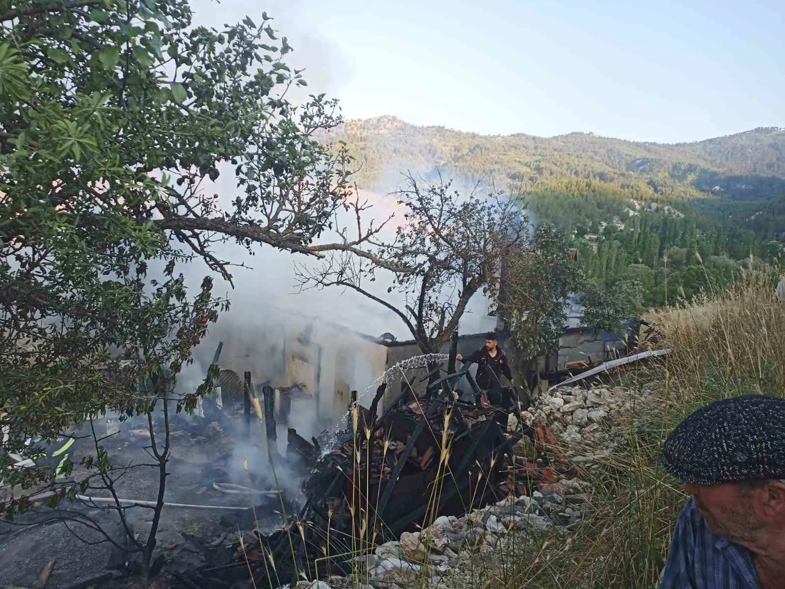 Denizli'de korkutan yangın: Bir ev küle döndü