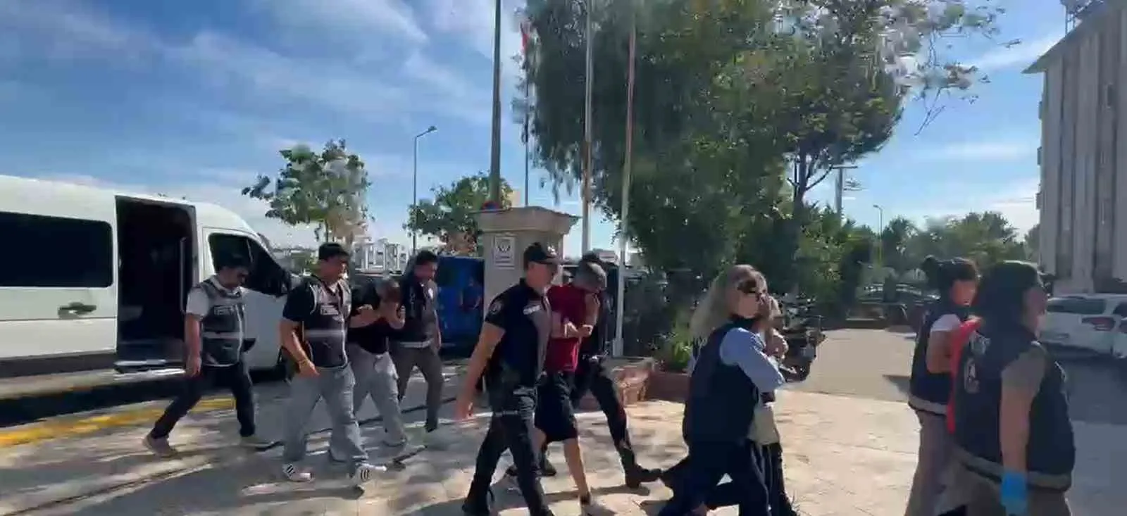 Didim’de fuhuş çetesine ağır darbe: 8 kadın kurtarıldı, 4 kişi tutuklandı
