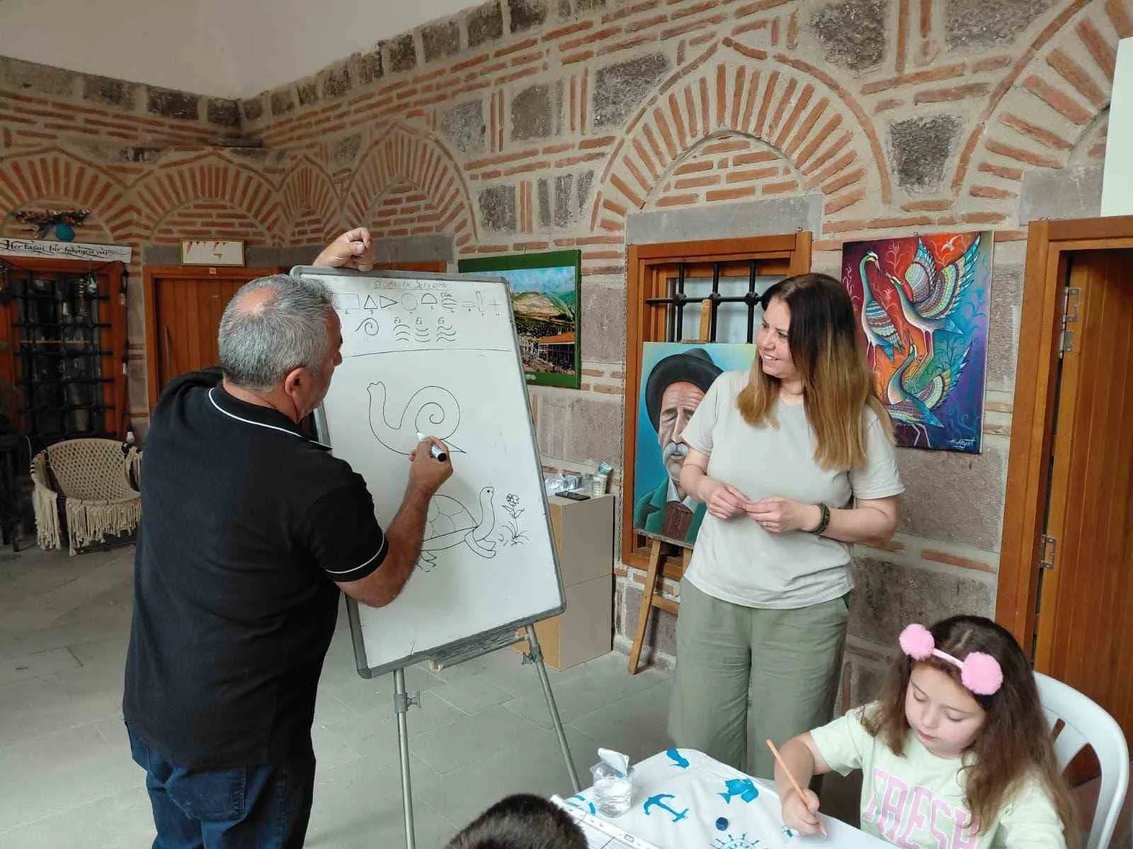 Tarihin kalbinde fırça darbeleri: Kurşunlu Han sanatın yeni adresi oldu