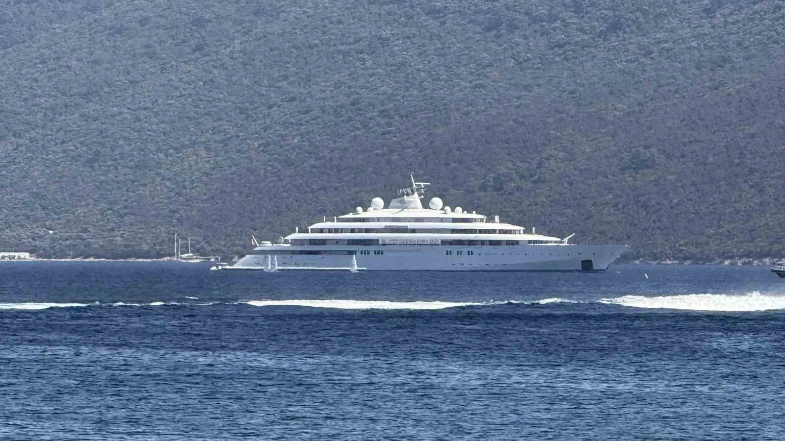 Bodrum sularında devasa şıklık: 150 milyon dolarlık yüzen kale