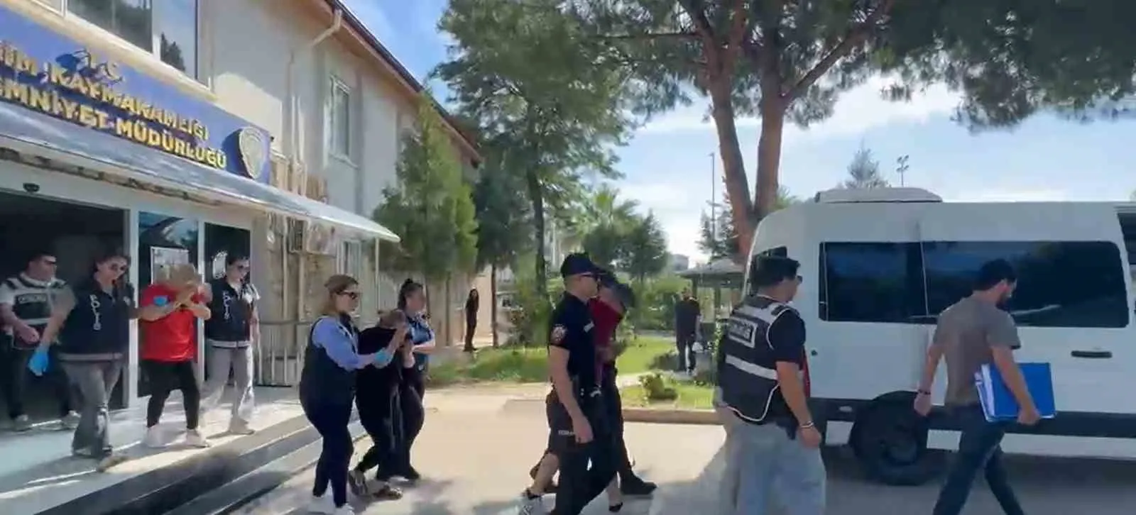 Didim’de fuhuş çetesine ağır darbe: 8 kadın kurtarıldı, 4 kişi tutuklandı