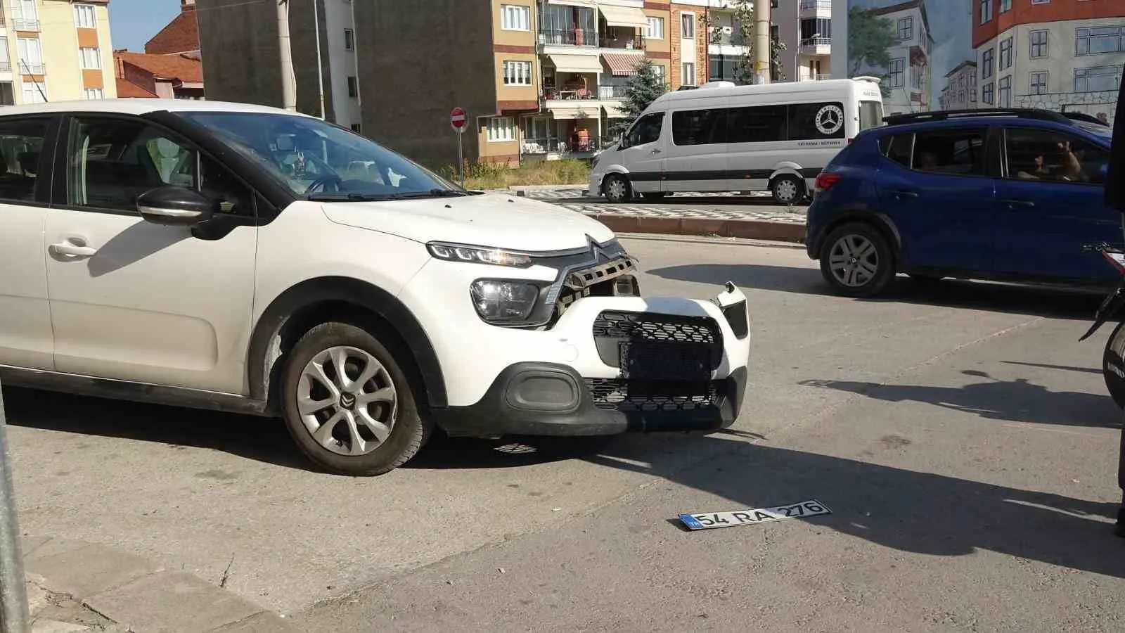 Tavşanlı'da dikkatsizlik kazaya davetiye çıkardı: Park halindeki araçla motosiklet çarpıştı