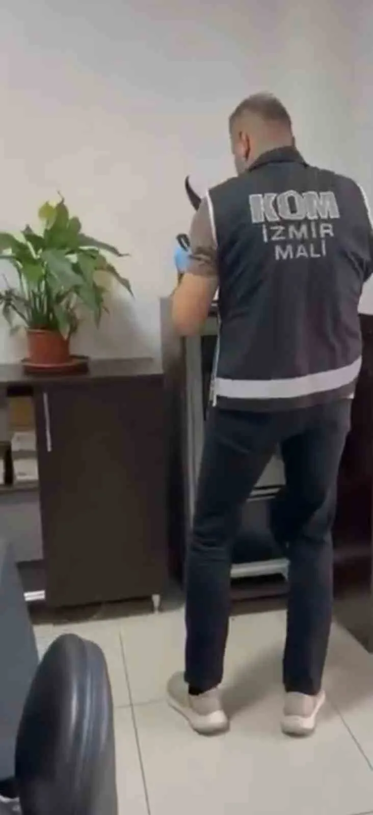 İzmir'deki rüşvet operasyonunda şok detay: Başkan yardımcısının makamından silah çıktı