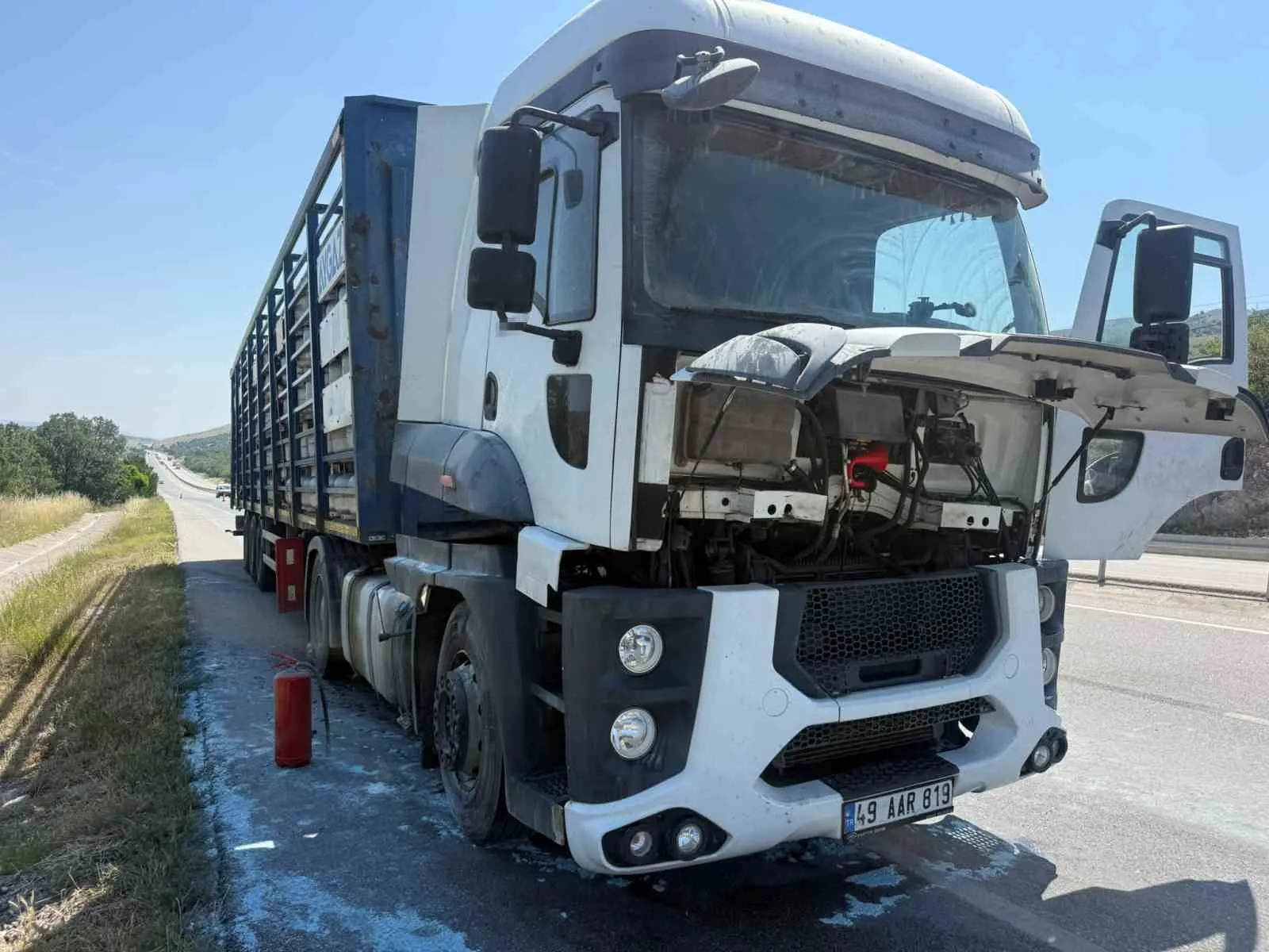 Afyonkarahisar'da nefes kesen anlar: Tüp yüklü tır alevlere teslim oldu