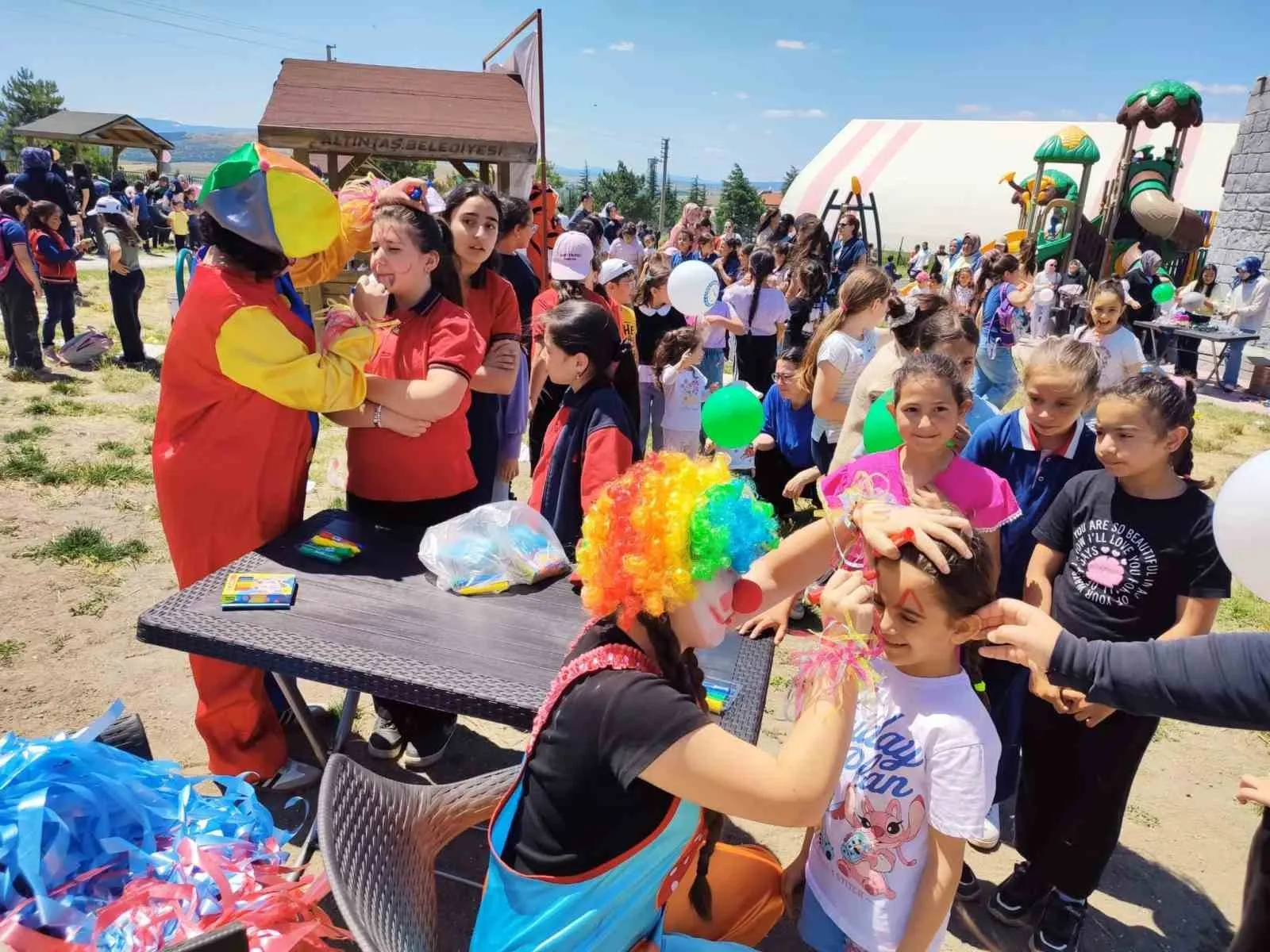Altıntaş’ta miniklerin bayramı: Parklar kahkahalarla doldu
