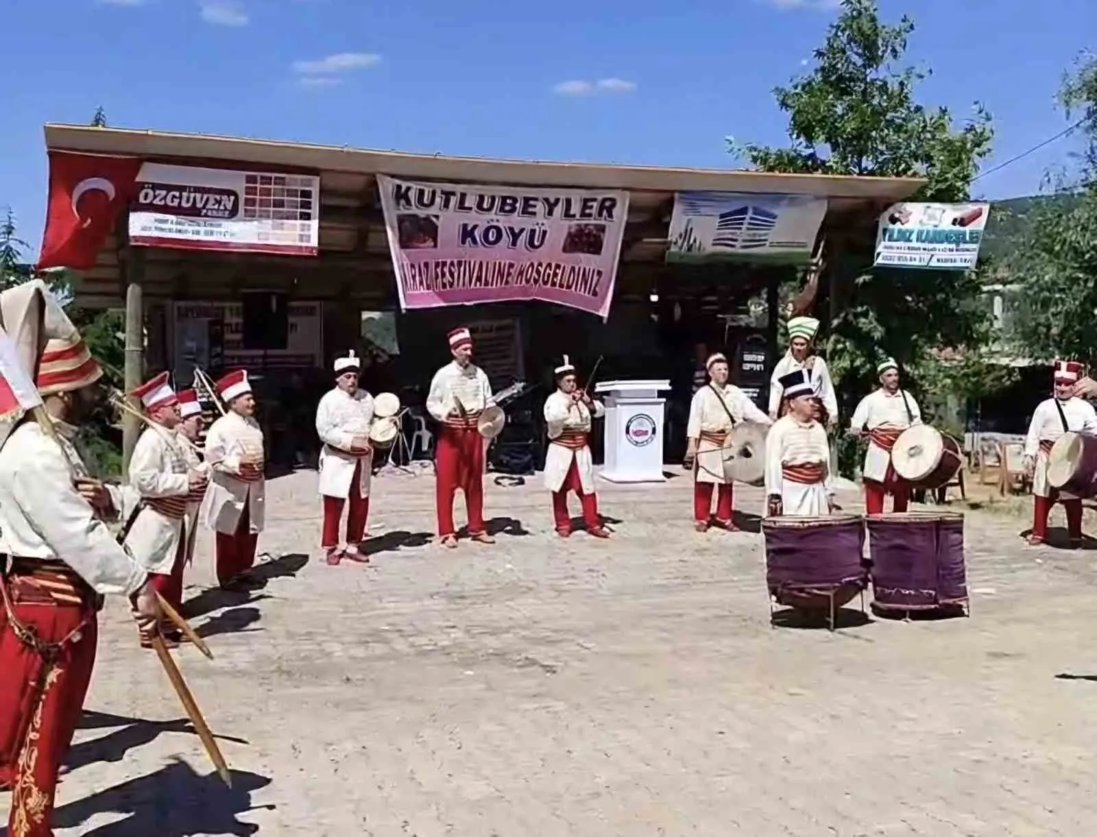 Kütahya’da kiraz bereketi: Kutlubeyler köyünde festival rüzgarı esti