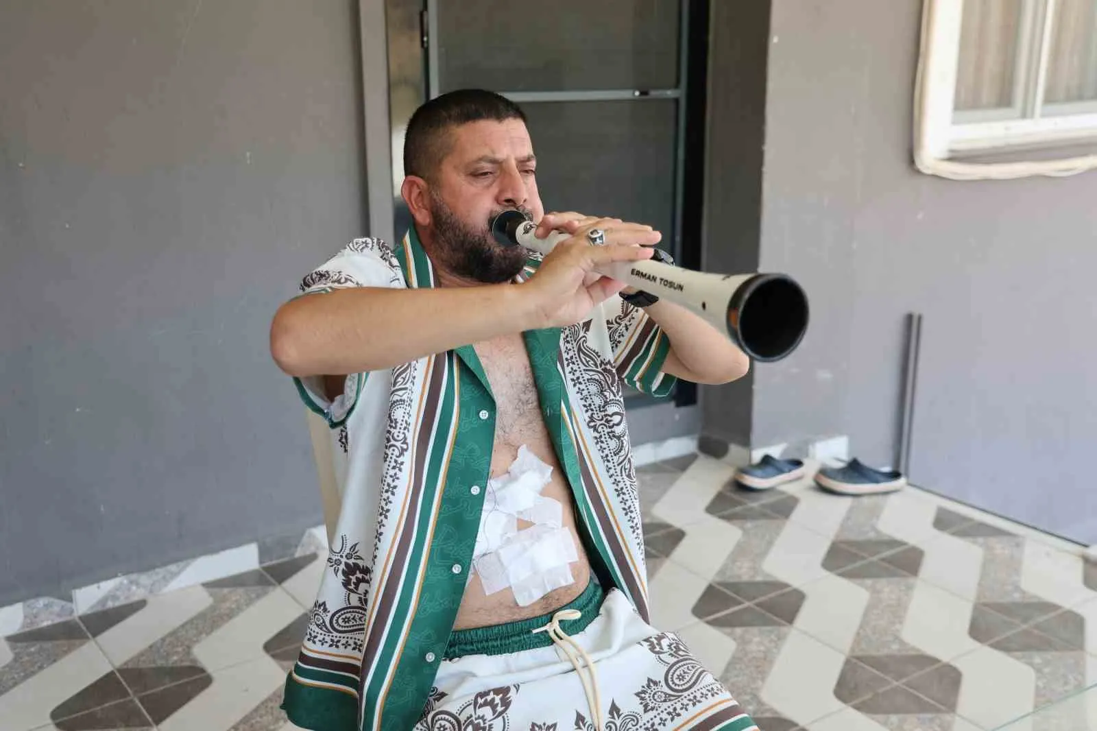 Taburcu olur olmaz zurnasına sarıldı: Doktoruna müzikle teşekkür etti