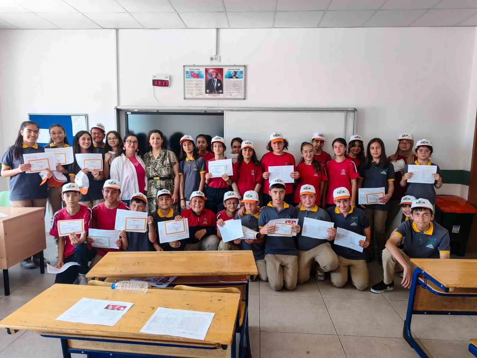 Denizli'den Şırnak'a uzanan gönül köprüsü: Karne sevincini şapkalarla taçlandırdılar