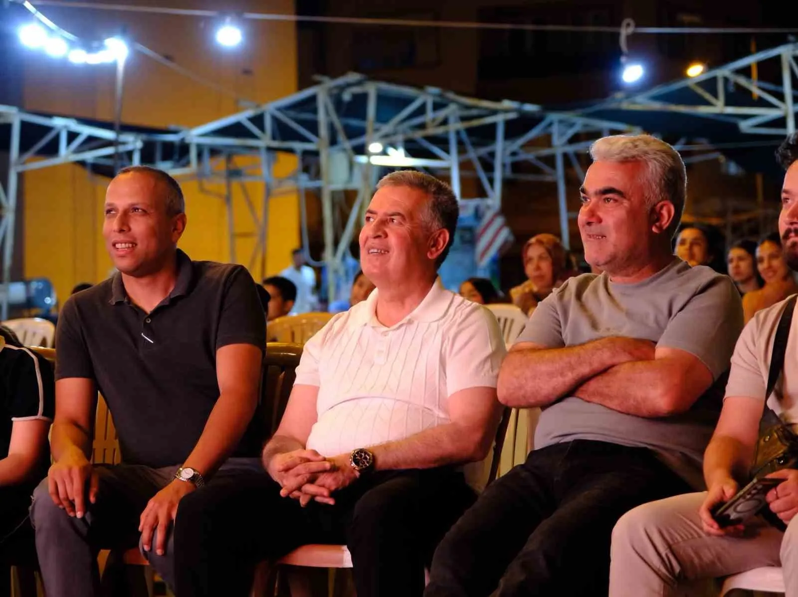 Nostalji rüzgarı Buharkent’e uğradı: Yıldızların altında sinema keyfi