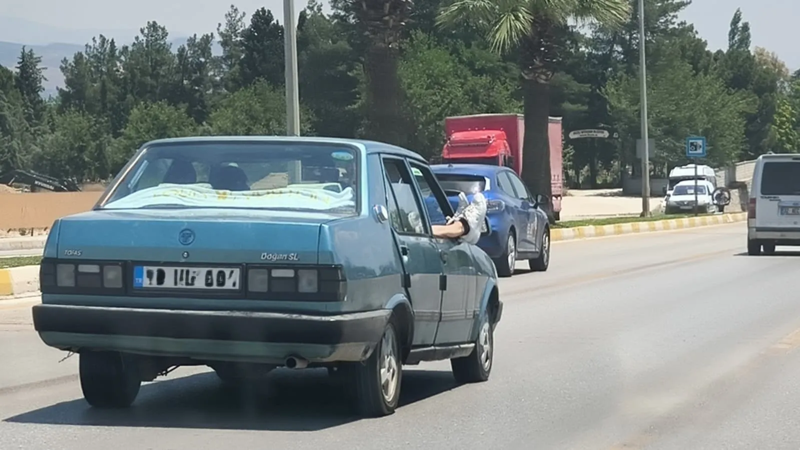 Denizli trafiğinde pes dedirten görüntüler: Ayaklarını camdan çıkardı, ölüme davetiye çıkardı