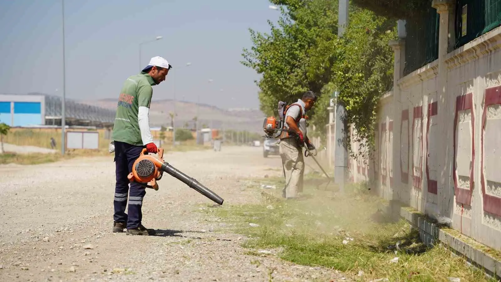 Yunusemre'de trafik güvenliği için hummalı çalışma: Karaali'de otlar temizlendi