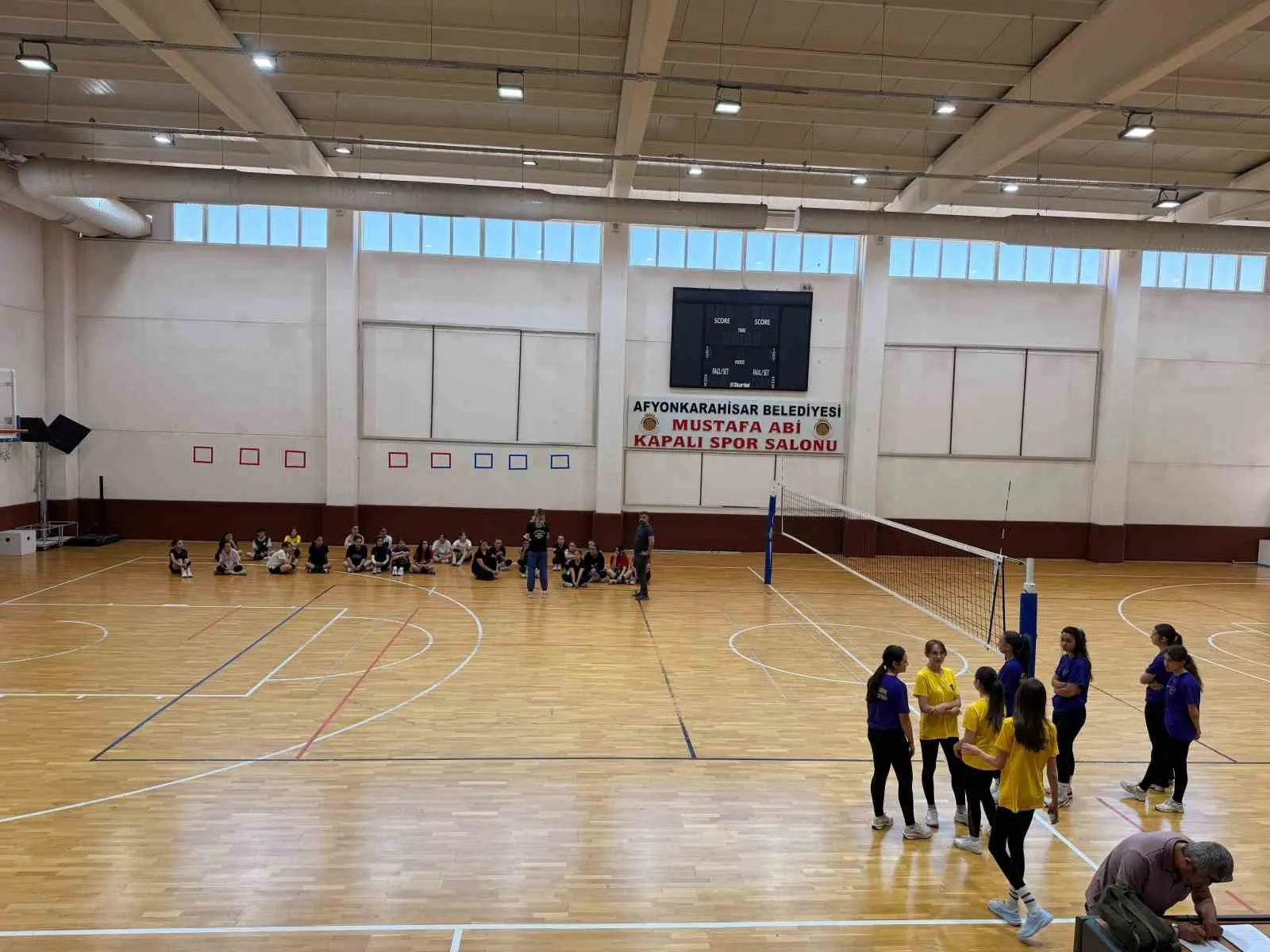 Afyonkarahisar'da voleybol heyecanı: Geleceğin sultanları ve efeleri sahneye çıktı