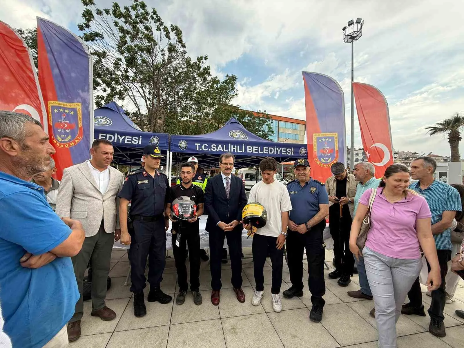 Salihli’de trafikte can güvenliği için kask seferberliği