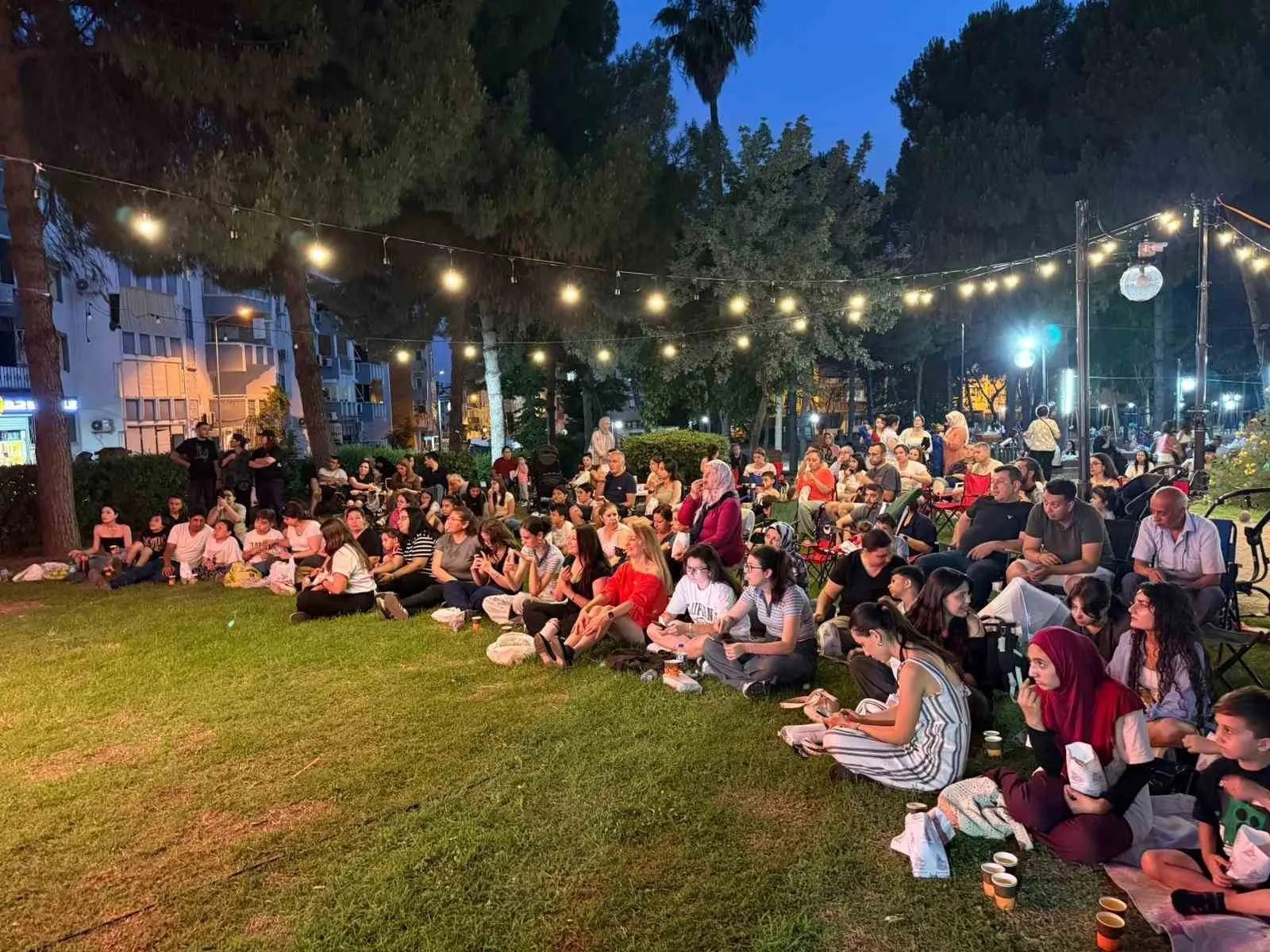 Nazilli’de nostaljik sinema rüzgarı: Yıldızların altında kahkaha dolu bir gece