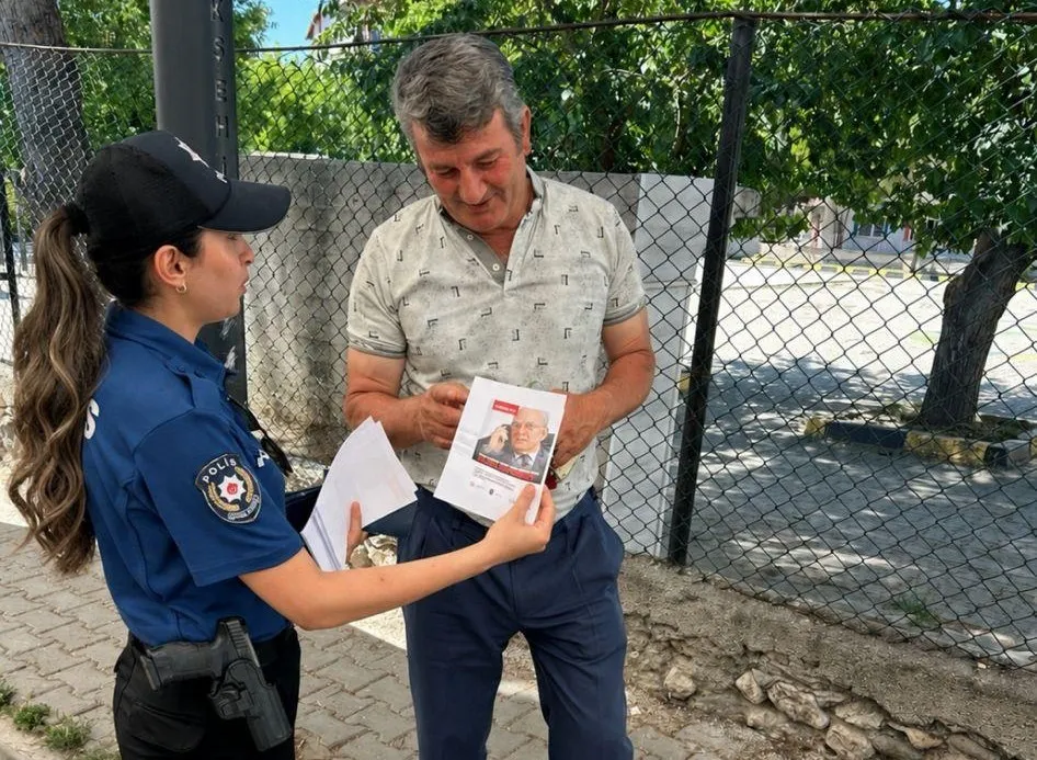 Selendi pazarında emniyetten kritik uyarı: Dolandırıcılara karşı tetikte olun