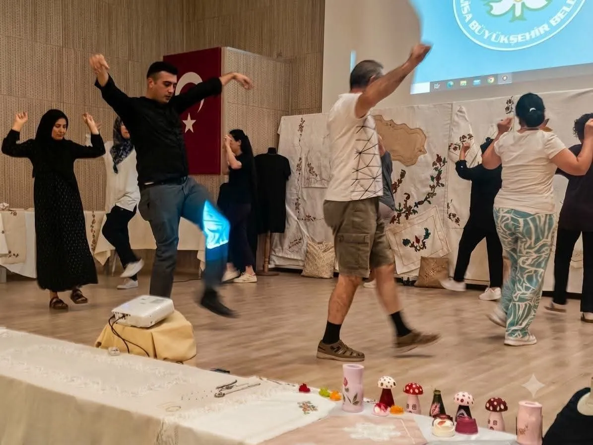 Selendi’de sanat rüzgarı: Kursiyerlerin el emeği eserleri hayran bıraktı