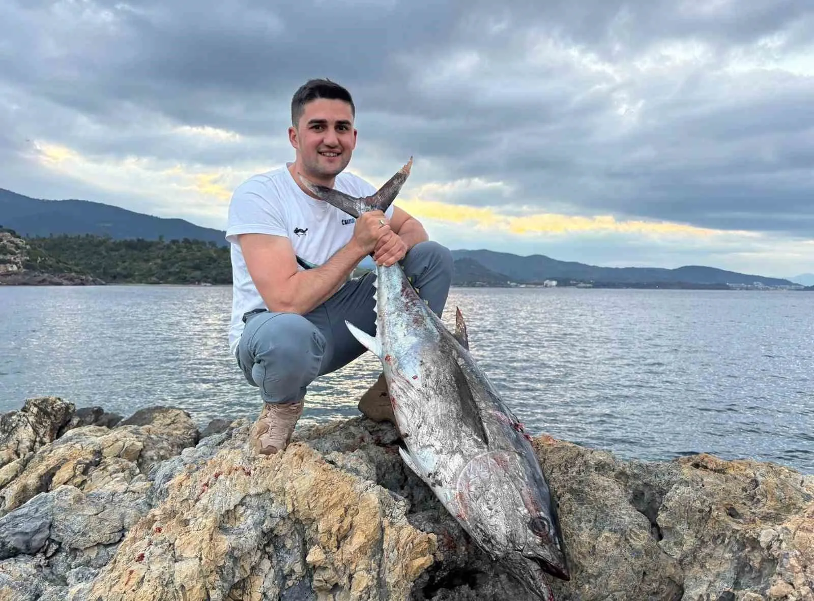 İzmir kıyılarında devasa sürpriz: Amatör balıkçılar saatlerce süren mücadeleyi kazandı
