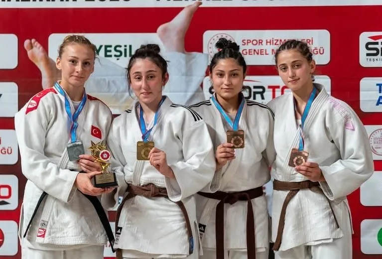 Salihli’nin gururu Hatay’dan madalyalarla döndü: Hira Kılkış zirveye yerleşti
