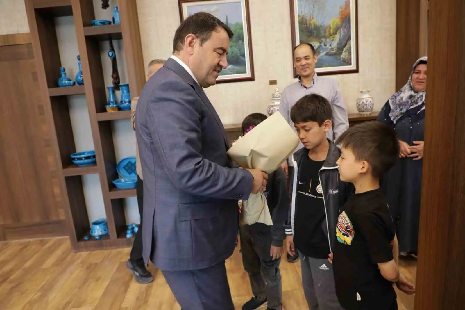 Minik yüreklerden büyük vefa: Şehitliğin gizli kahramanları Valilikte ağırlandı