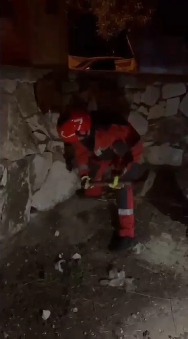Yatağan'da gece yarısı operasyonu: Taş duvarların arasına sıkışan kedi kurtarıldı