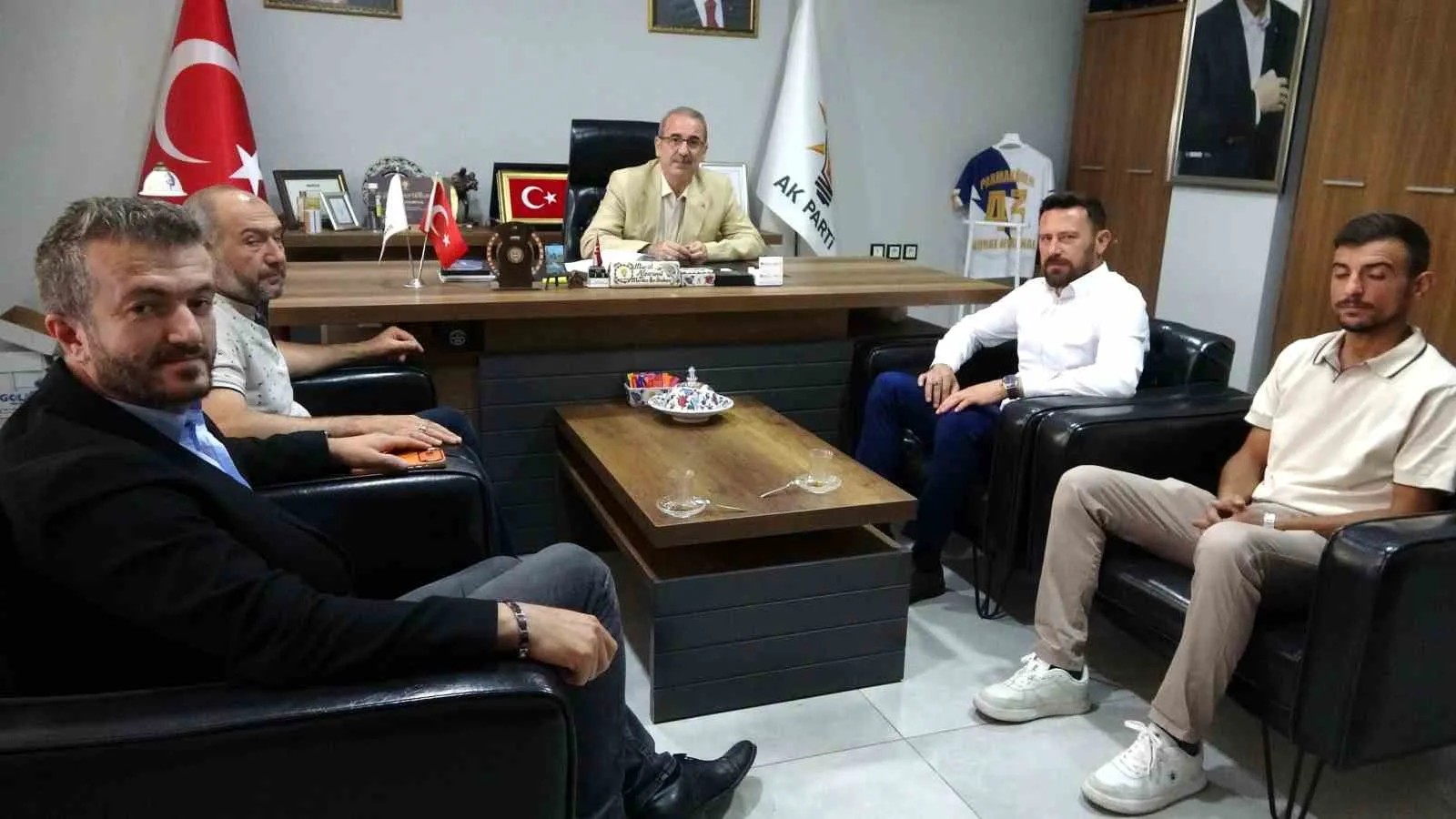 Kütahya siyasetinde hareketli saatler: Anahtar Parti’den istifa eden isimler AK Parti saflarına katıldı