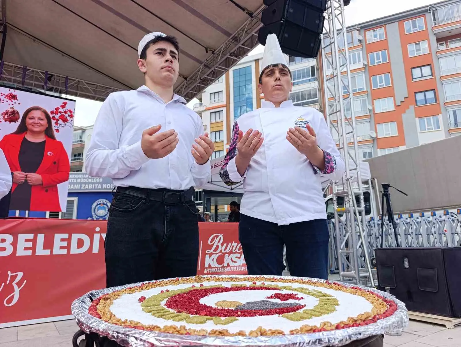 Afyonkarahisar’da 500 yıllık gelenek: 40 hatimle hazırlanan şifalı aşureler paylaşıldı