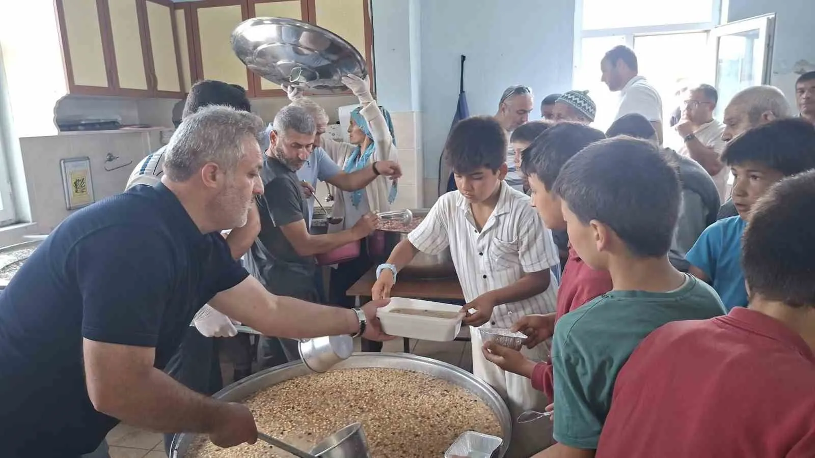 Kütahya’da 16 yıllık gelenek: 2 bin 500 kişilik aşure bereketi