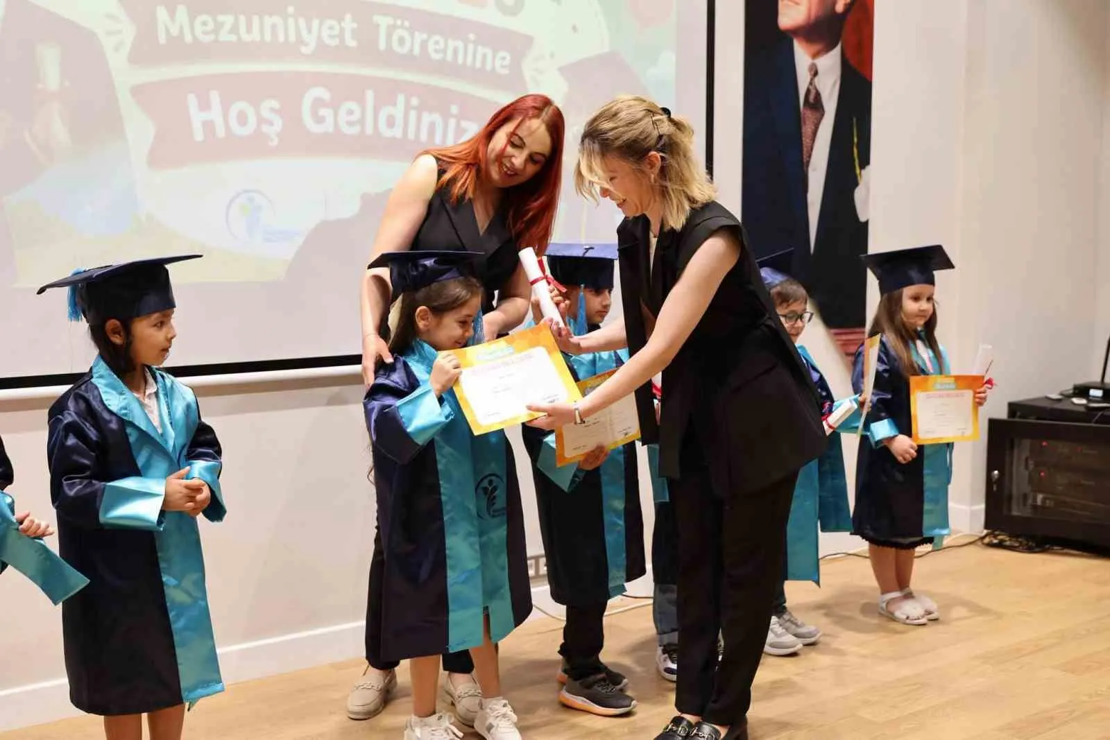 Minik öğrencilerin büyük gururu: Mezuniyet heyecanı Merkezefendi’de yaşandı