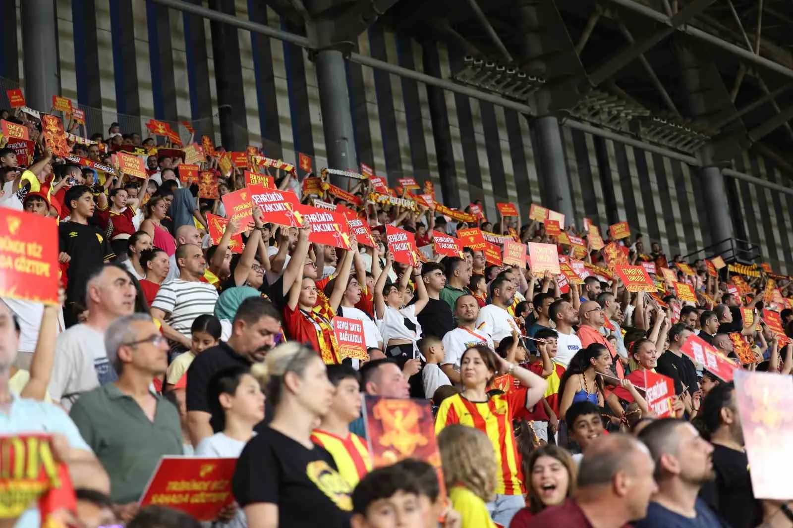 Göztepe’den minik taraftarlara karne sürprizi: Başarıyı hediyeyle taçlandırıyorlar