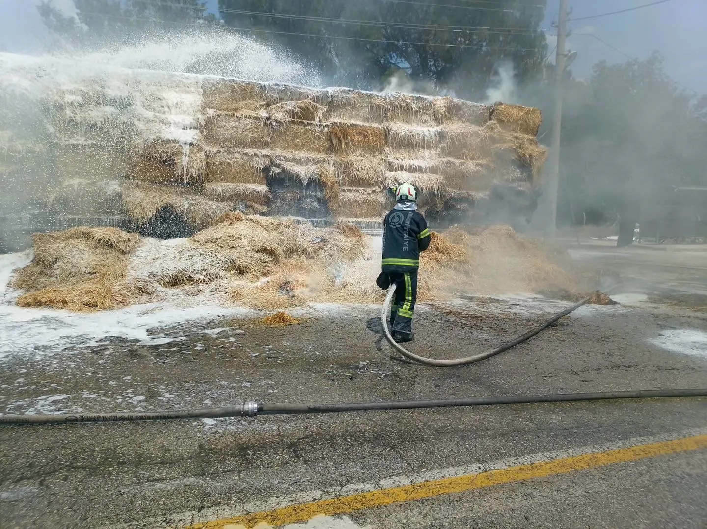 Sarayköy yolunda korku dolu anlar: Saman yüklü tır küle döndü